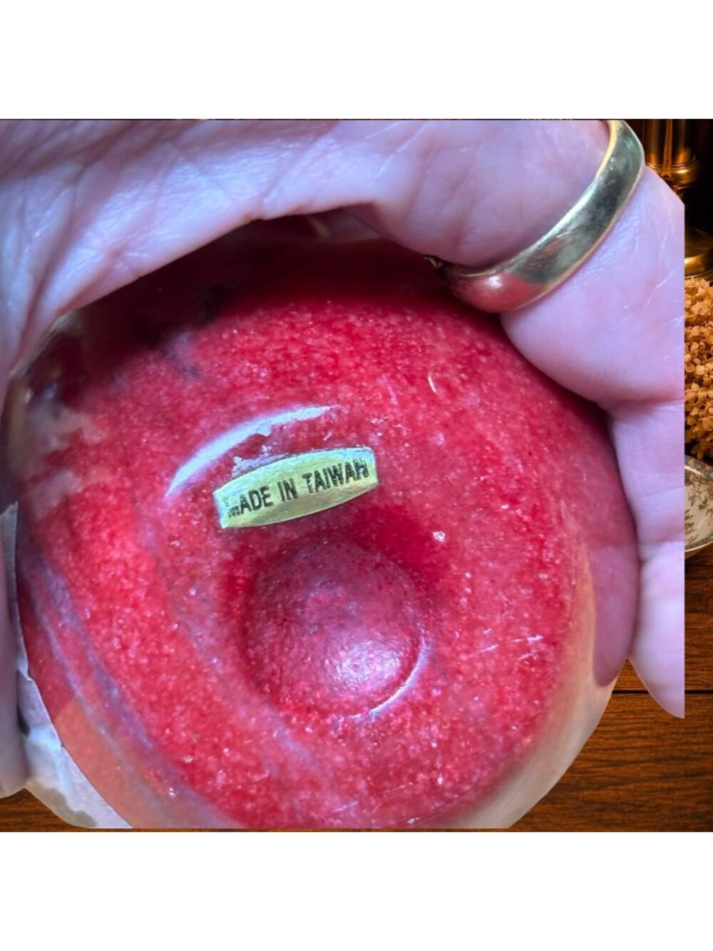 Vintage Red Stone Apple Desk Clock Working Quartz Clock Taiwan Teacher Gift Libr - Picture 3 of 3